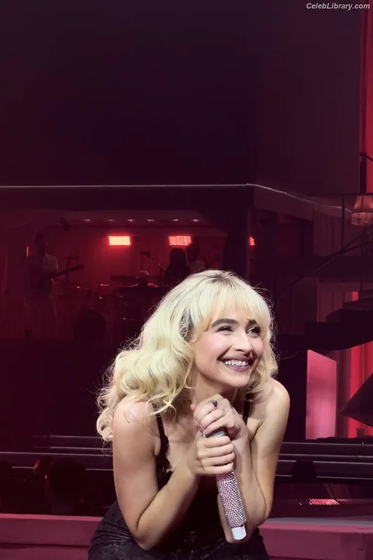 Sabrina Carpenter photo 21 of 6403