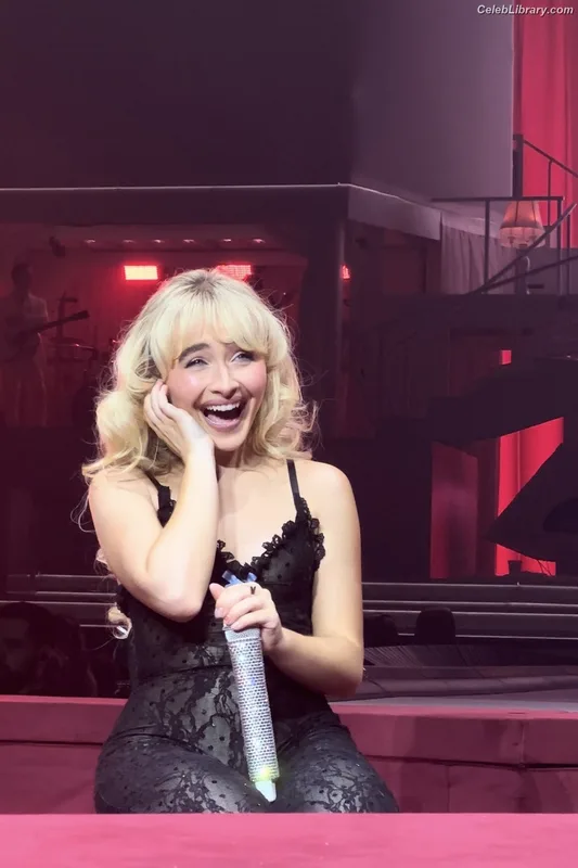 Sabrina Carpenter photo 22 of 6403