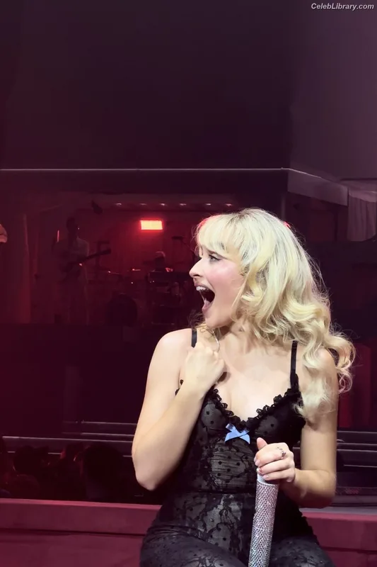 Sabrina Carpenter photo 23 of 6403