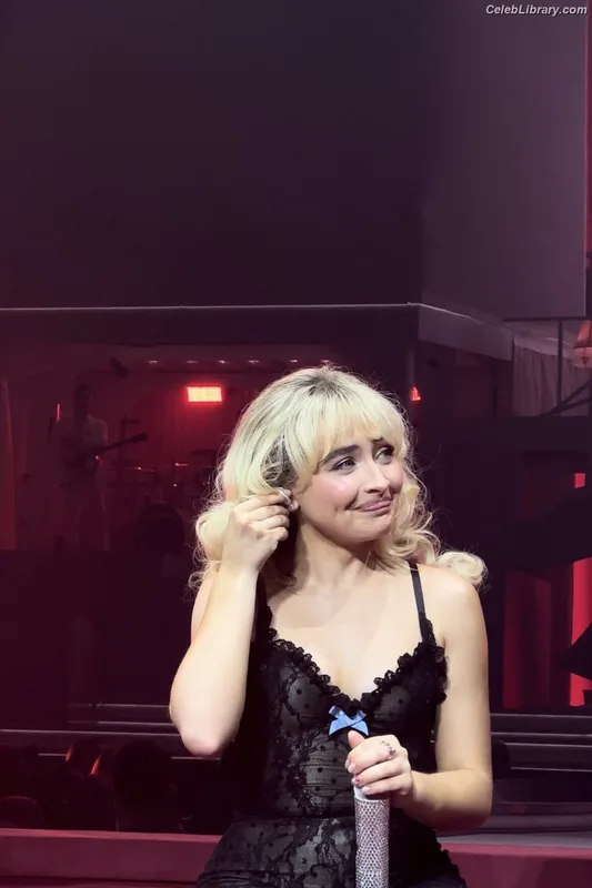 Sabrina Carpenter photo 24 of 6403
