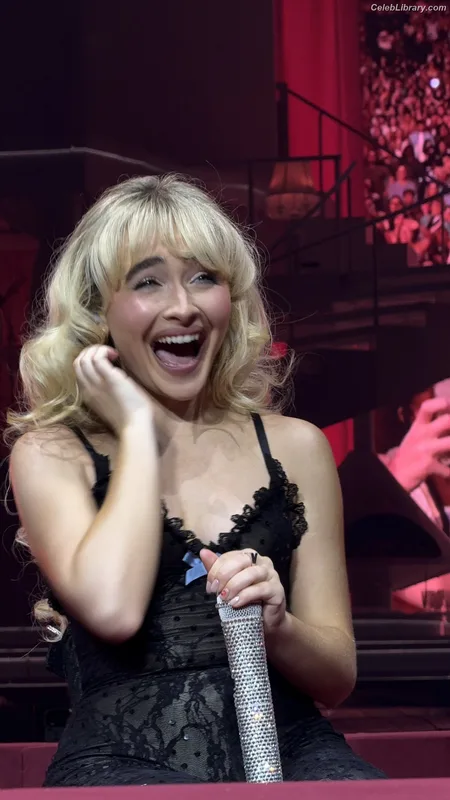Sabrina Carpenter photo 8 of 6403