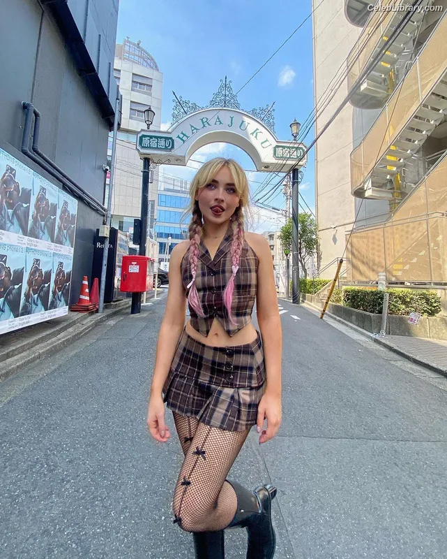 Sabrina Carpenter photo 14 of 6403