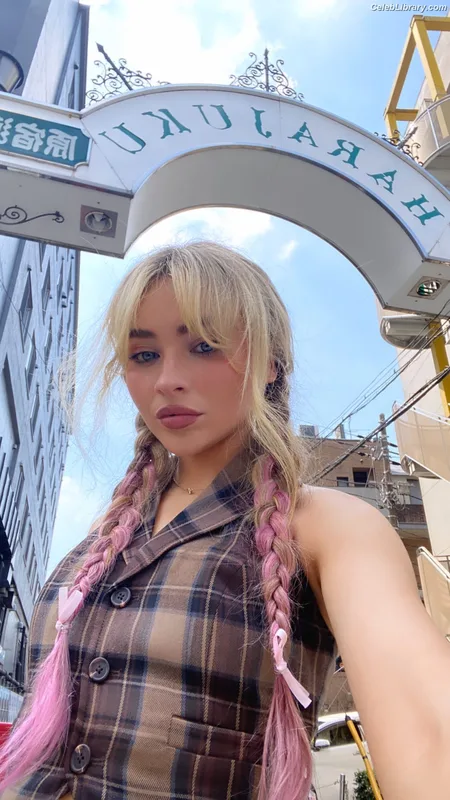 Sabrina Carpenter photo 17 of 6403