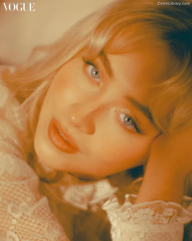 Sabrina Carpenter photo 1 of 6403
