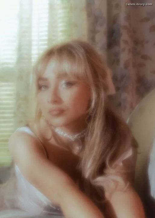 Sabrina Carpenter photo 8 of 6403