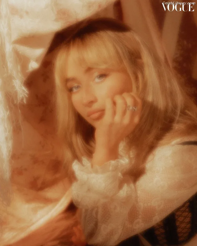 Sabrina Carpenter photo 2 of 6403