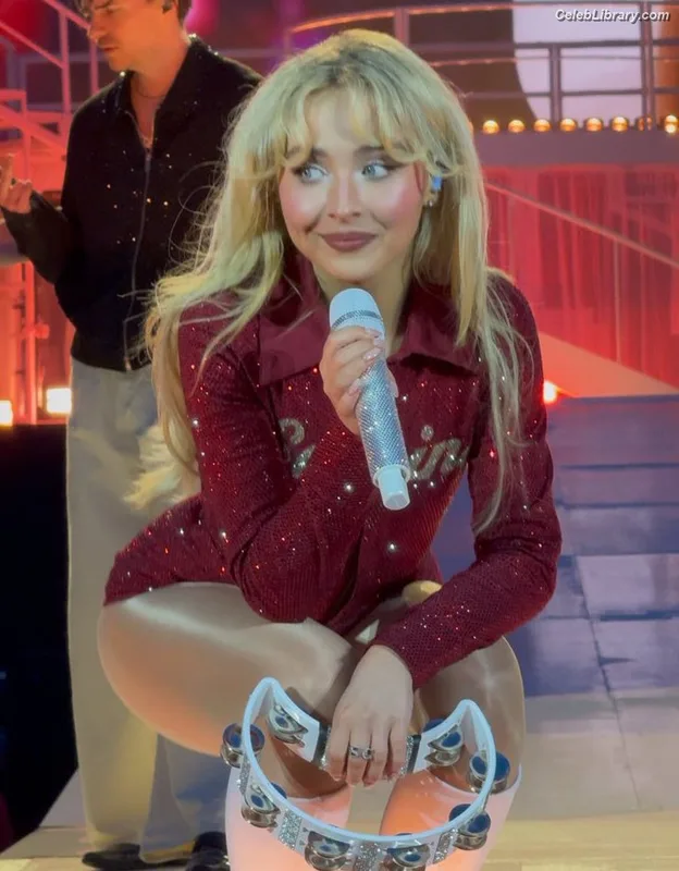 Sabrina Carpenter photo 14 of 6403
