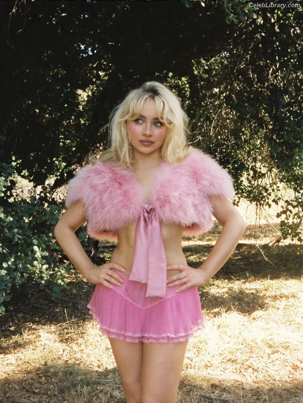 Sabrina Carpenter photo 2 of 6403