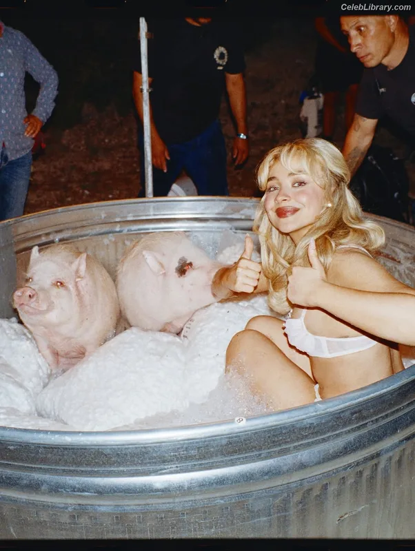 Sabrina Carpenter photo 3 of 6403