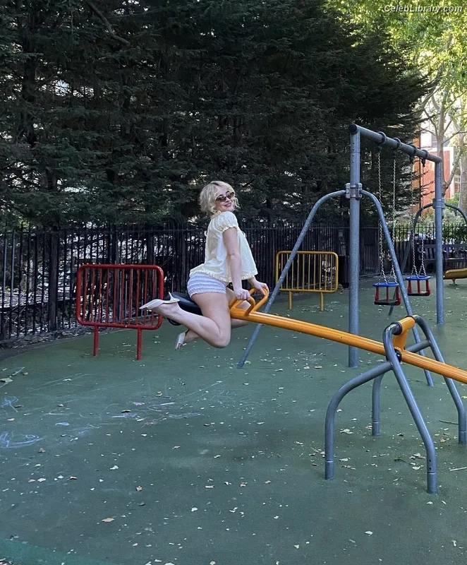Sabrina Carpenter photo 19 of 6403