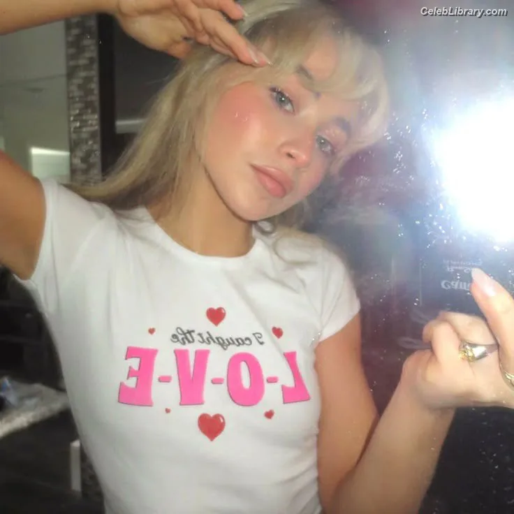 Sabrina Carpenter photo 22 of 6403