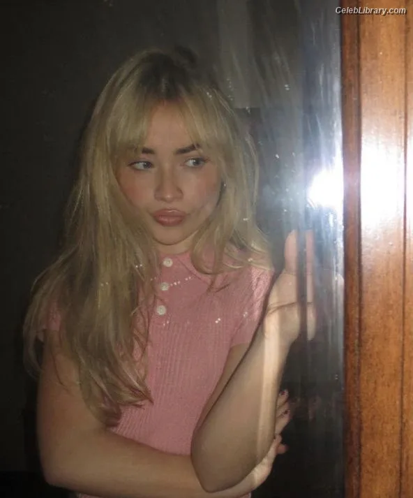 Sabrina Carpenter photo 23 of 6403