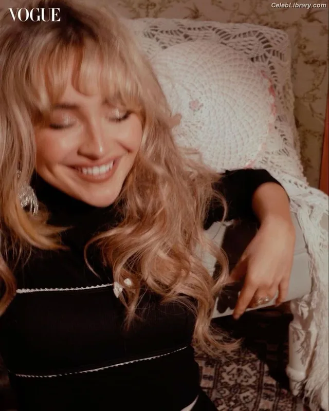 Sabrina Carpenter photo 1 of 6403