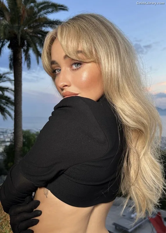 Sabrina Carpenter photo 1 of 6403