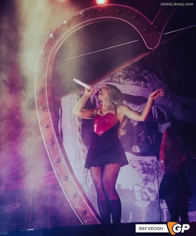 Sabrina Carpenter photo 9 of 6403