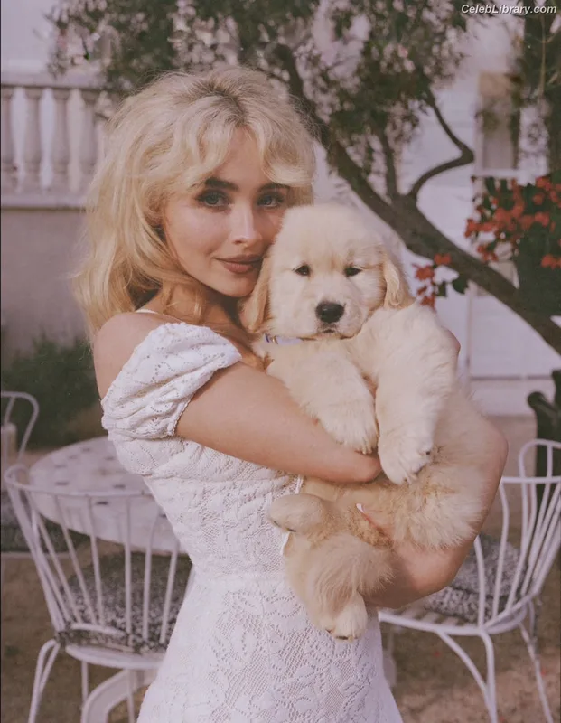 Sabrina Carpenter photo 3 of 6403