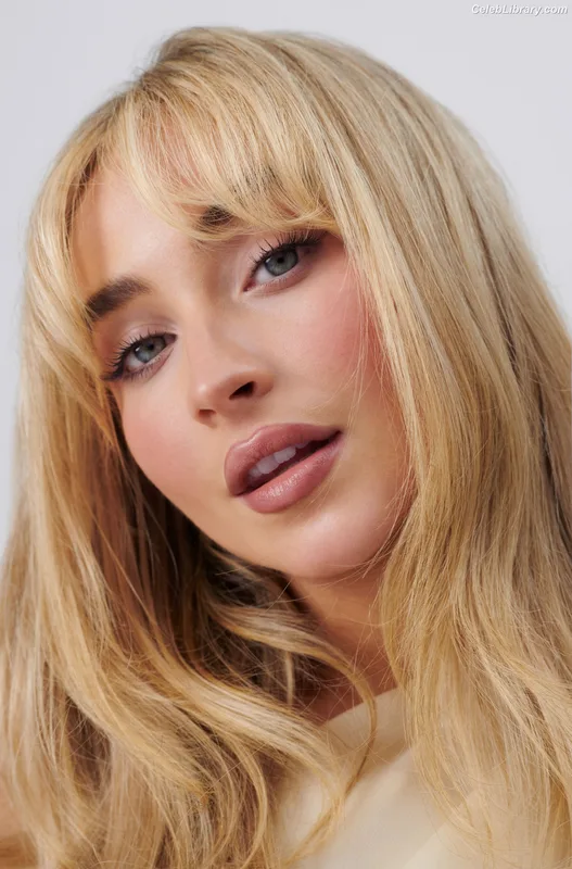 Sabrina Carpenter photo 4 of 6403