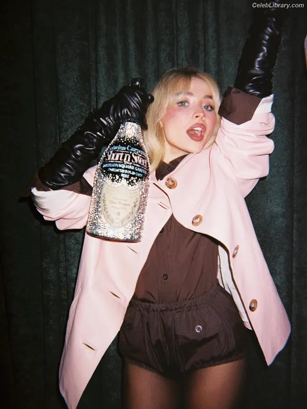 Sabrina Carpenter photo 15 of 6403