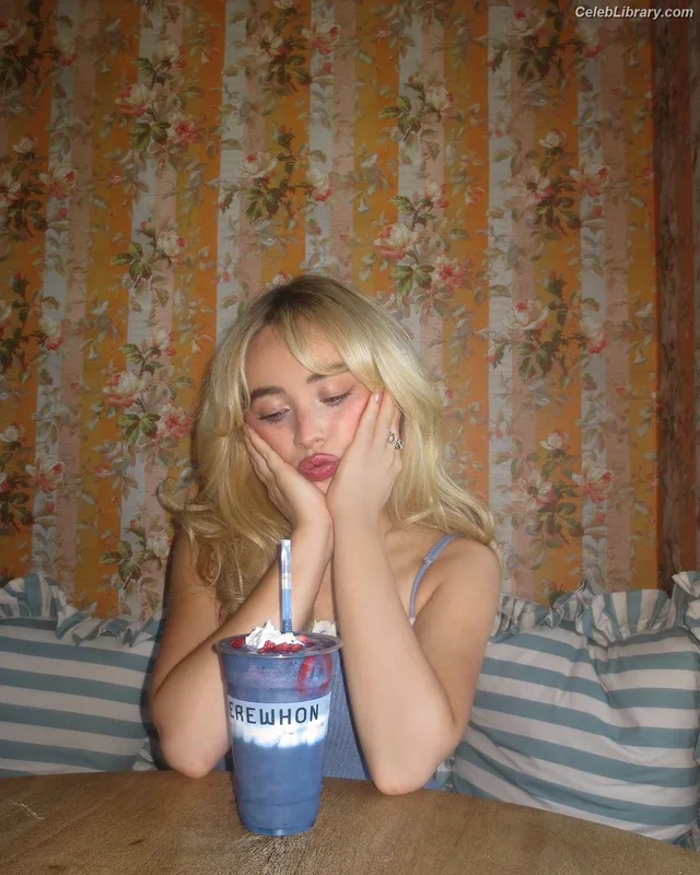 Sabrina Carpenter photo 11 of 6403