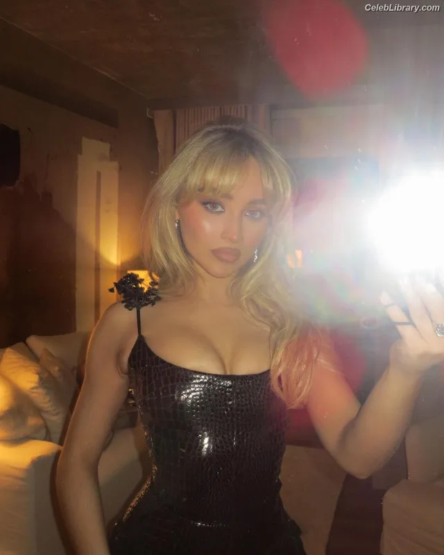 Sabrina Carpenter photo 21 of 6403