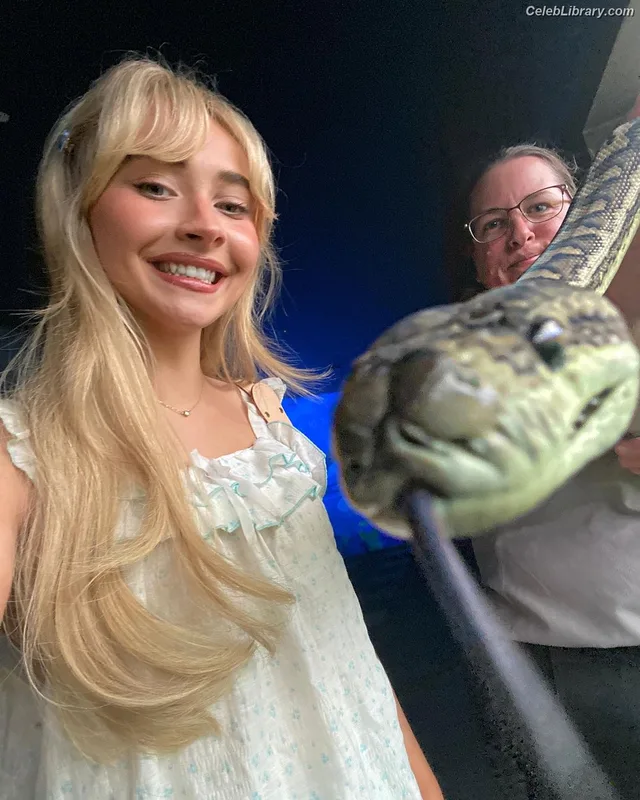 Sabrina Carpenter photo 4 of 6403