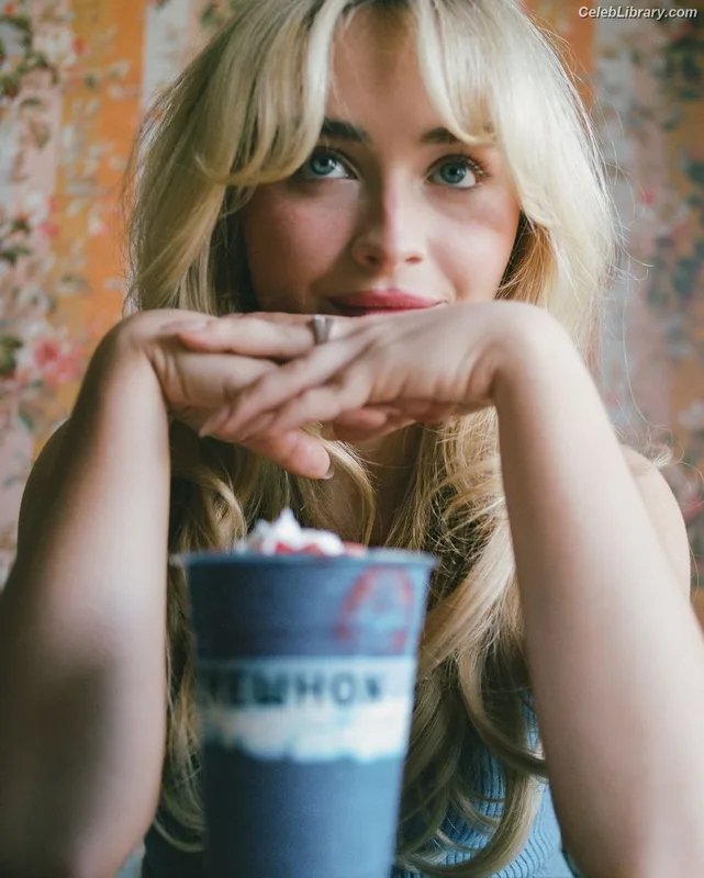 Sabrina Carpenter photo 18 of 6403