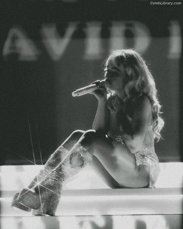 Sabrina Carpenter photo 10 of 6403