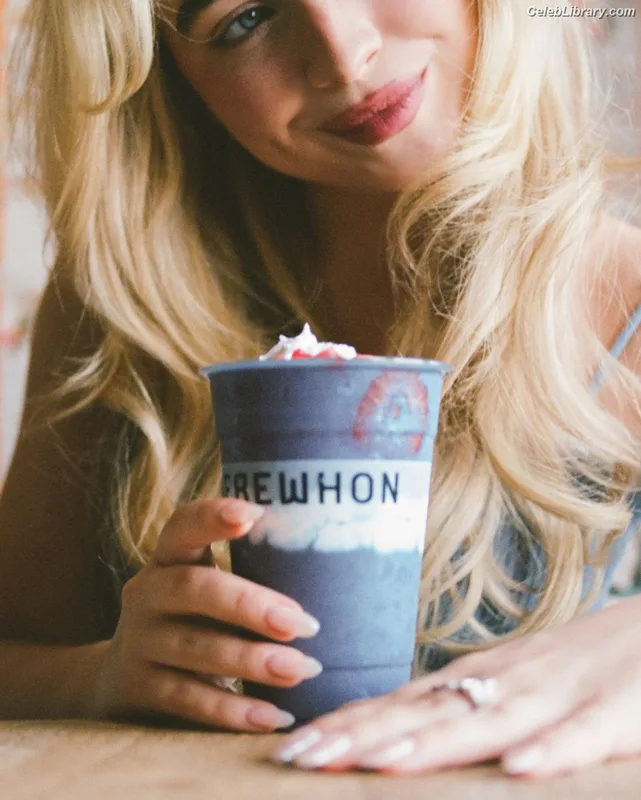 Sabrina Carpenter photo 21 of 6403