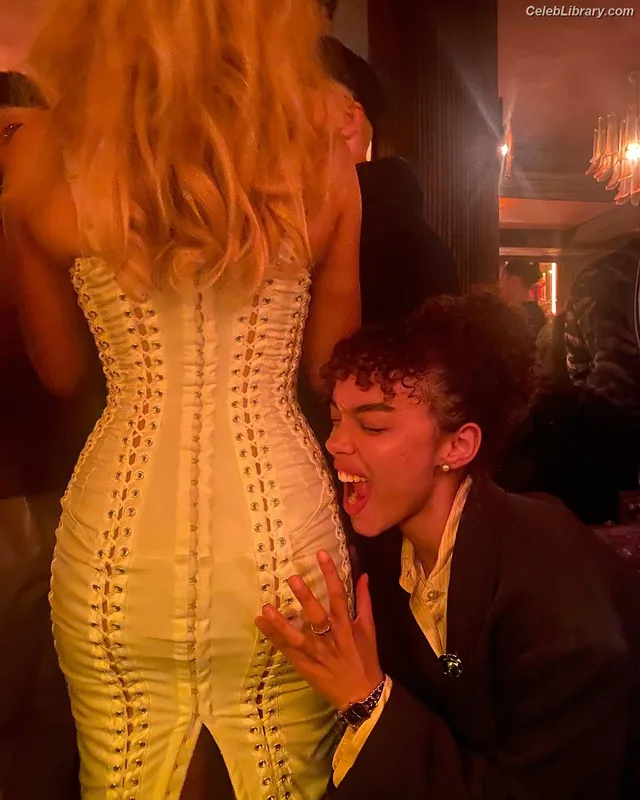 Sabrina Carpenter photo 2 of 6403
