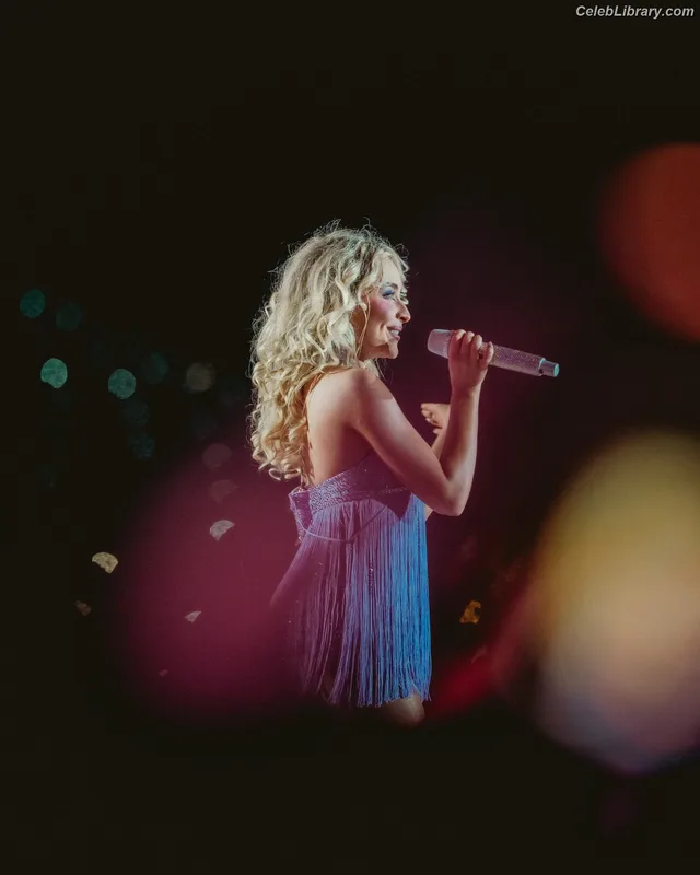 Sabrina Carpenter photo 21 of 6403