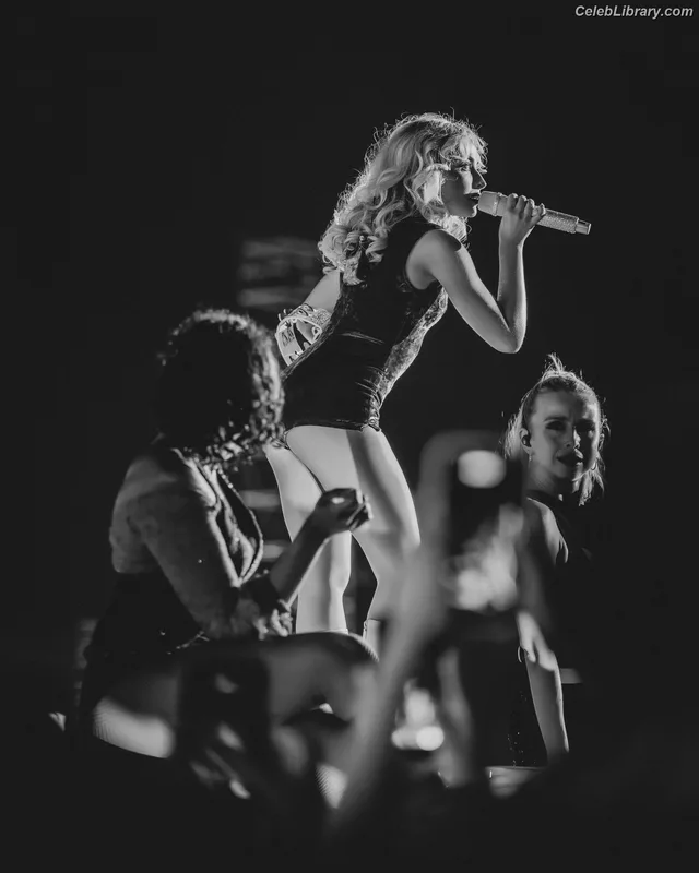 Sabrina Carpenter photo 7 of 6403