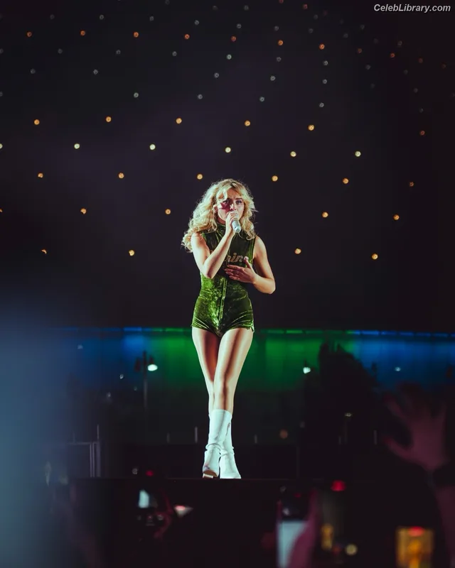 Sabrina Carpenter photo 6 of 6403