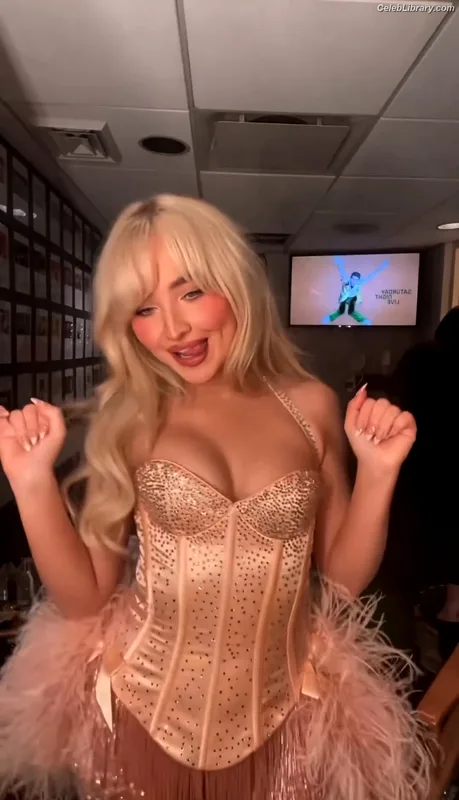 Sabrina Carpenter photo 15 of 6403