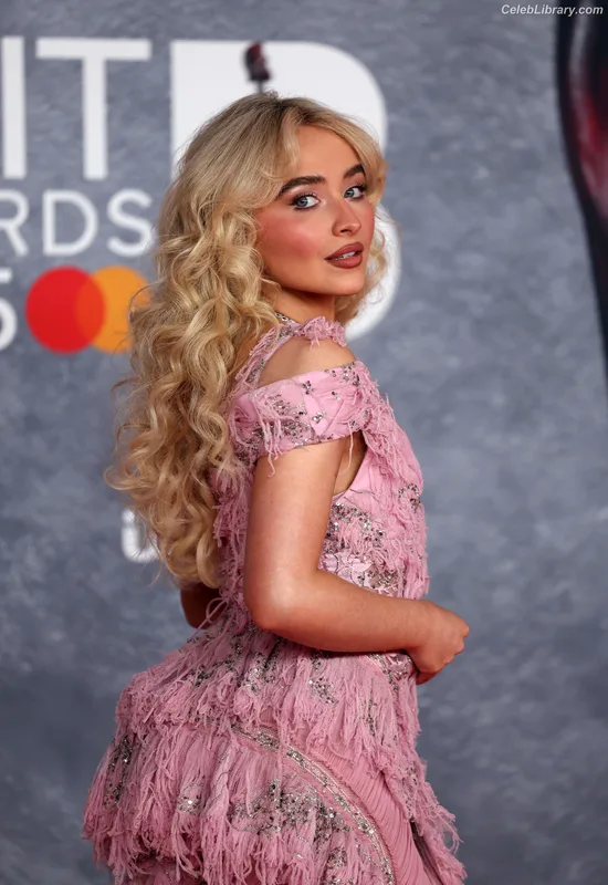 Sabrina Carpenter photo 2 of 6403