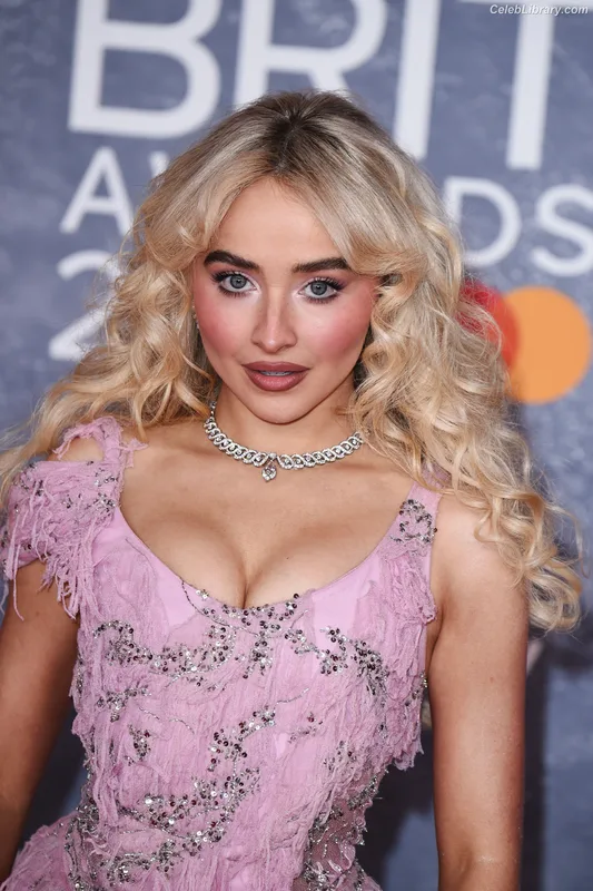 Sabrina Carpenter photo 12 of 6403
