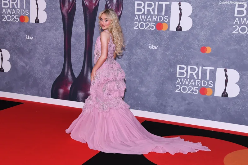Sabrina Carpenter photo 1 of 6403