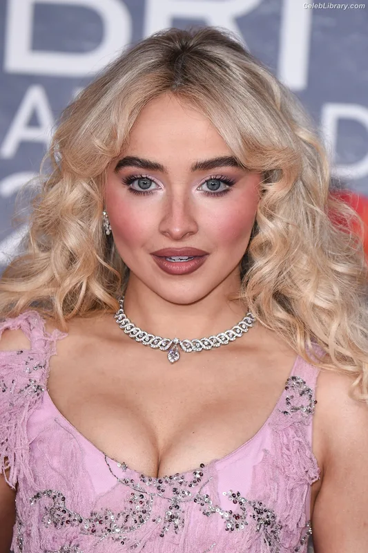 Sabrina Carpenter photo 12 of 6403