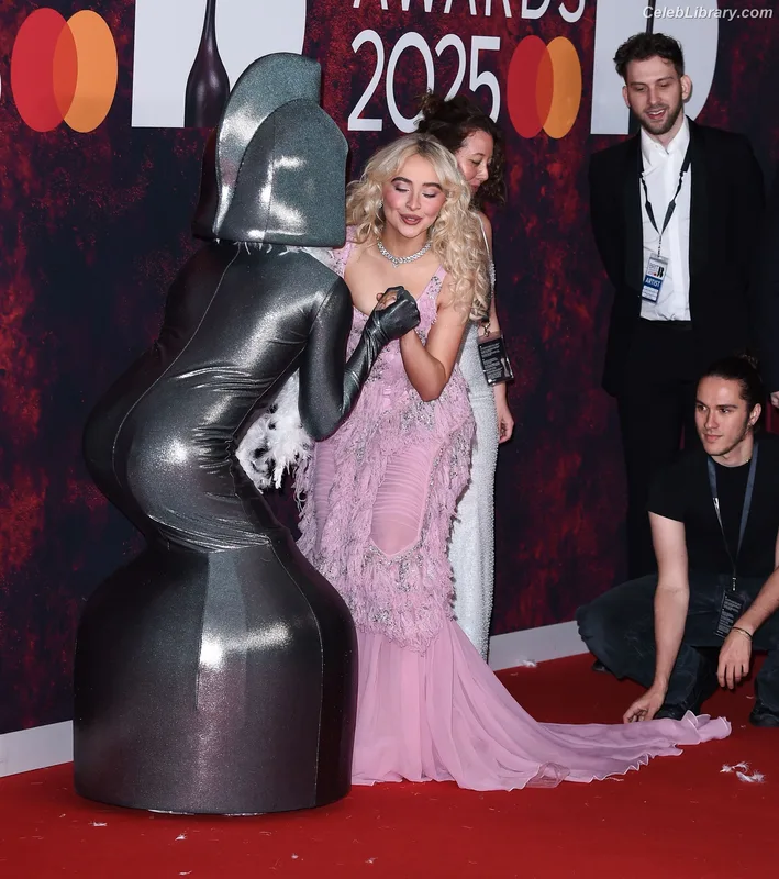 Sabrina Carpenter photo 11 of 6403
