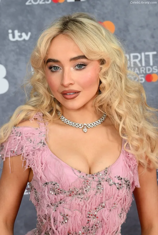 Sabrina Carpenter photo 10 of 6403