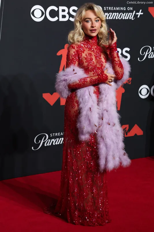 Sabrina Carpenter photo 1 of 6403