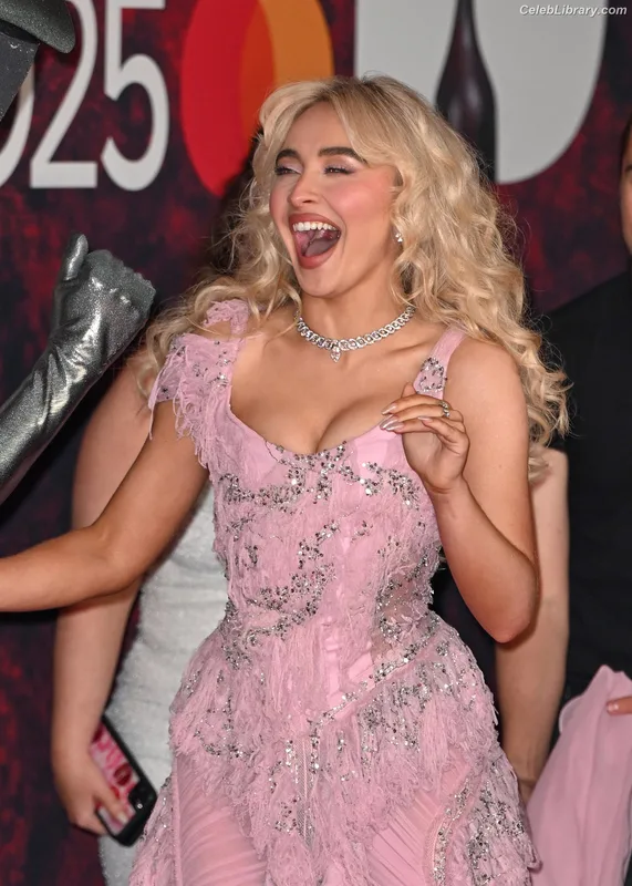 Sabrina Carpenter photo 3 of 6403