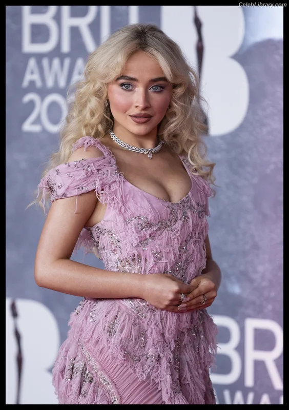 Sabrina Carpenter photo 4 of 6403