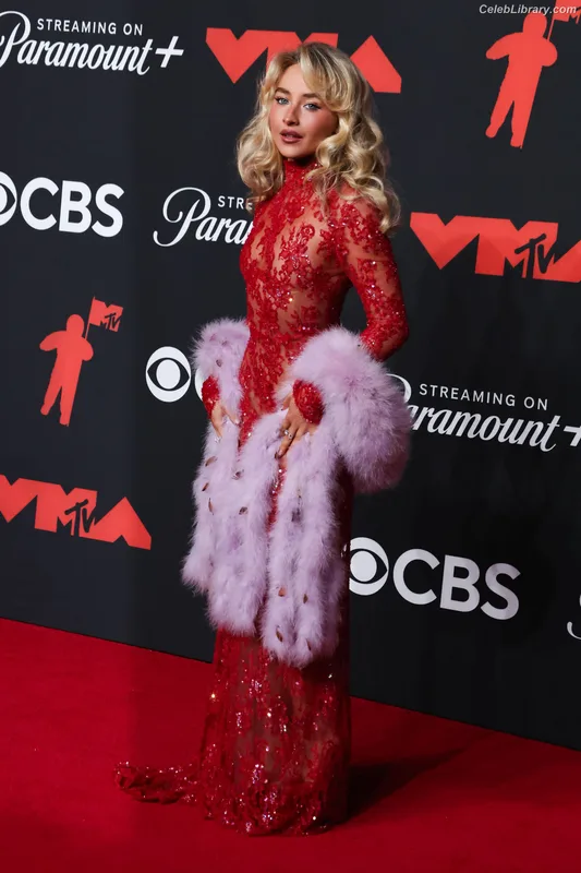 Sabrina Carpenter photo 7 of 6403