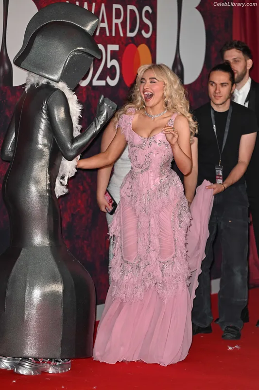 Sabrina Carpenter photo 14 of 6403