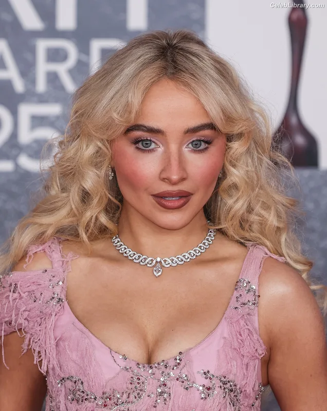 Sabrina Carpenter photo 24 of 6403