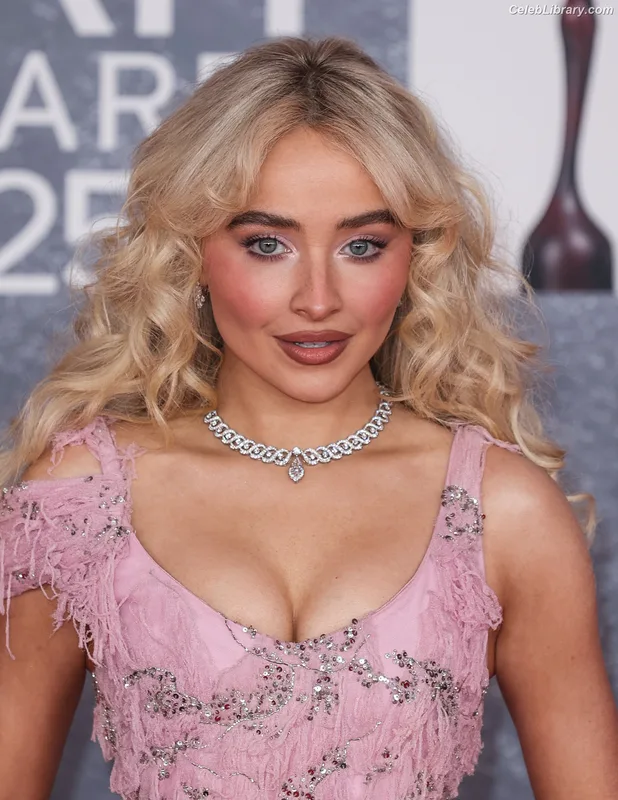 Sabrina Carpenter photo 1 of 6403