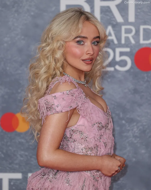 Sabrina Carpenter photo 4 of 6403
