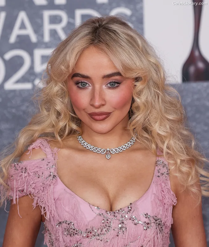 Sabrina Carpenter photo 6 of 6403