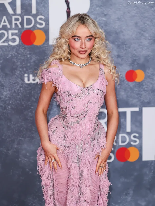 Sabrina Carpenter photo 7 of 6403