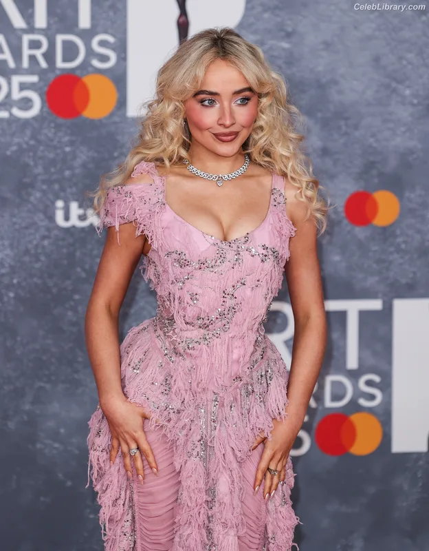 Sabrina Carpenter photo 9 of 6403